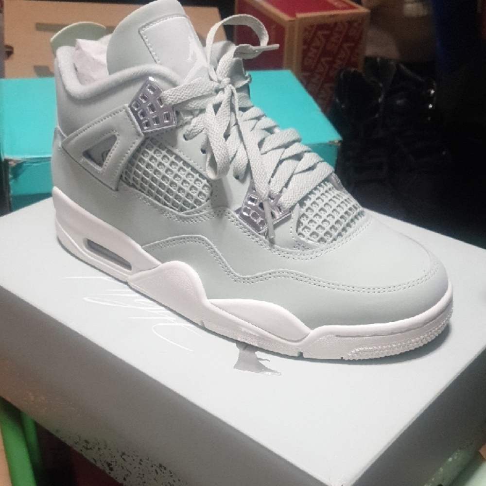 Air Jordan 4 Retro in Seafoam and Metallic Silver Size:10W 8.5M NEW